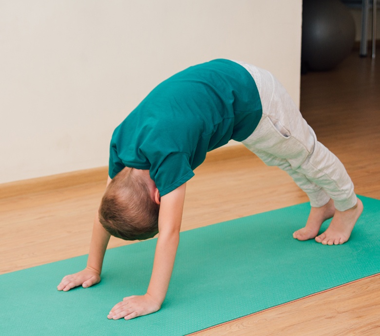 Enfant pratiquant une posture de yoga